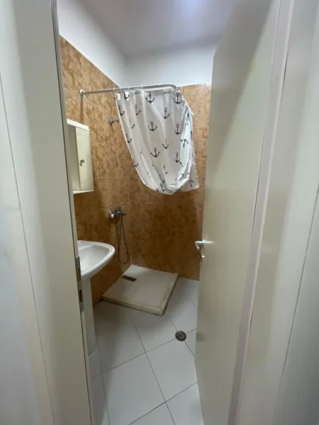 Durres, jepet me qera apartament 1+1 Kati 6, 300 € (Plazh,Durres)