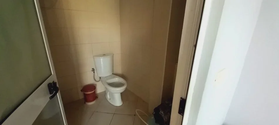 Tirane, shitet ambjent biznesi Kati 0, 82 m² 90.000 € (Shitet Klinike Dentare Fresku)