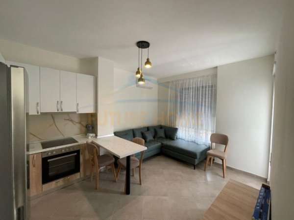 Tirane, jepet me qera apartament 1+1+Ballkon Kati 4, 55 m² 450 € (Stacioni i Trenit)