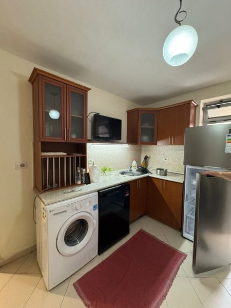 Tirane, jepet me qera apartament 1+1+Ballkon Kati 1, 65 m² 400 € (Myslym shyr , prane neranxit)