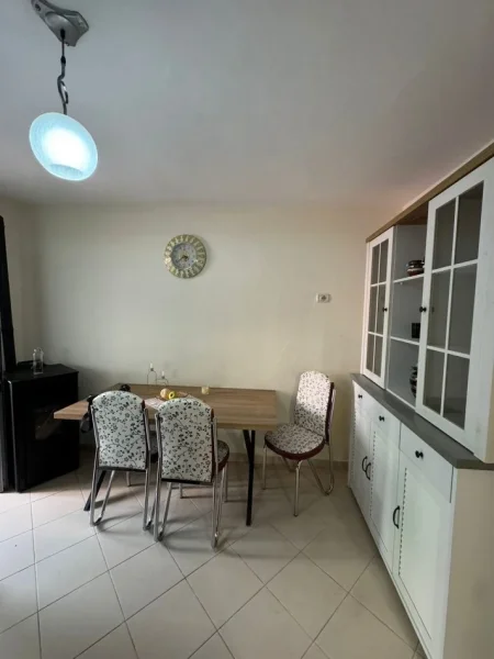 Tirane, jepet me qera apartament 1+1+Ballkon Kati 1, 65 m² 400 € (Myslym shyr , prane neranxit)