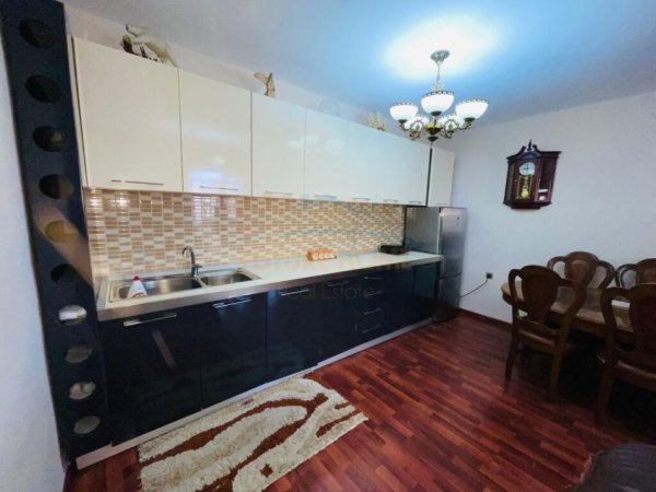 Tirane, jepet me qera apartament 2+1 Kati 5, 83 m² 500 € (Rruga Fortuzi)