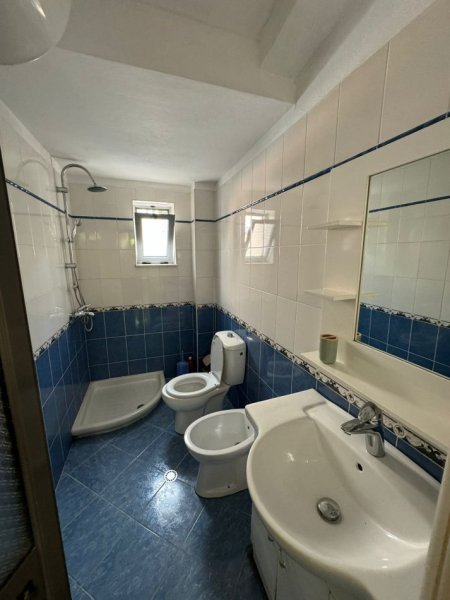Tirane, jepet me qera apartament 1+1+Ballkon Kati 1, 65 m² 400 € (Myslym shyr , prane neranxit)