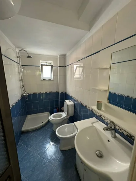Tirane, jepet me qera apartament 1+1+Ballkon Kati 1, 65 m² 400 € (Myslym shyr , prane neranxit)