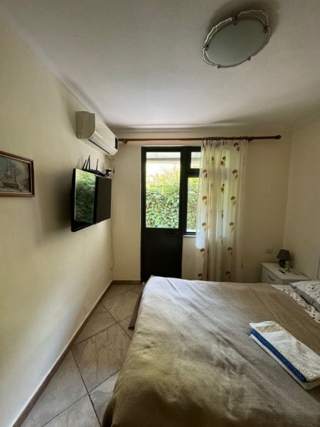 Tirane, jepet me qera apartament 1+1+Ballkon Kati 1, 65 m² 400 € (Myslym shyr , prane neranxit)