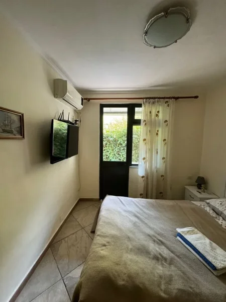 Tirane, jepet me qera apartament 1+1+Ballkon Kati 1, 65 m² 400 € (Myslym shyr , prane neranxit)