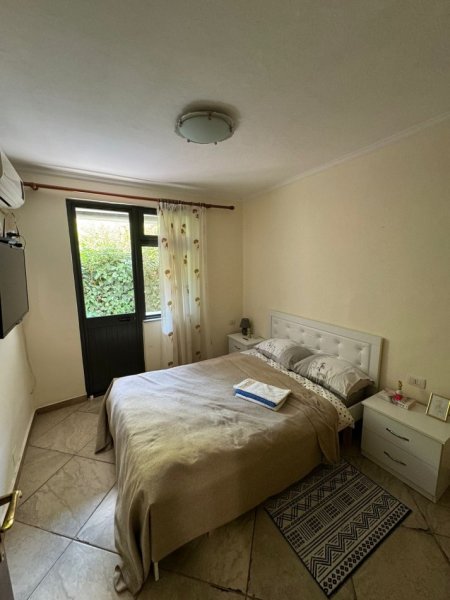 Tirane, jepet me qera apartament 1+1+Ballkon Kati 1, 65 m² 400 € (Myslym shyr , prane neranxit)