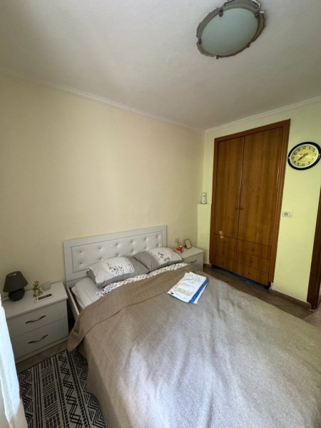 Tirane, jepet me qera apartament 1+1+Ballkon Kati 1, 65 m² 400 € (Myslym shyr , prane neranxit)