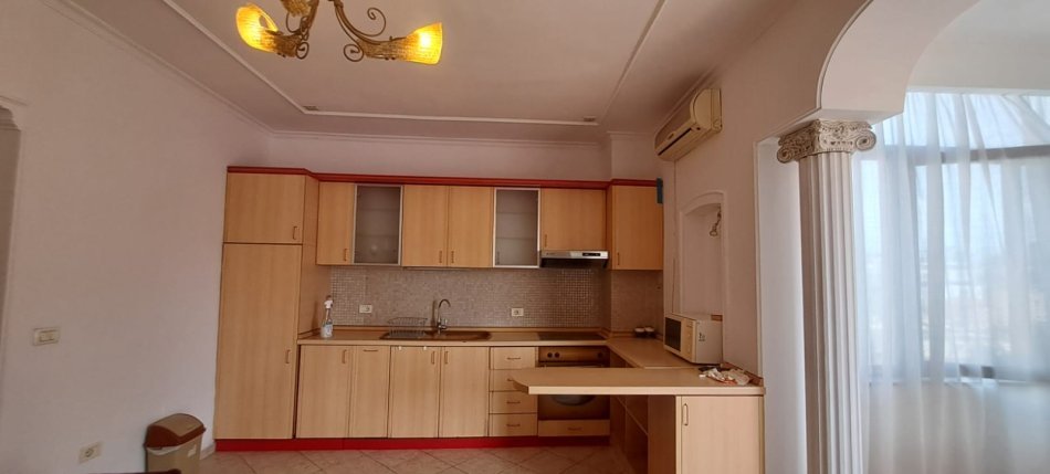 Tirane, jepet me qera apartament 2+1 Kati 8, 87 m² 650 € (Rruga e Kavajes)