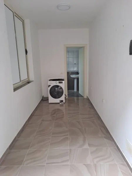 Tirane, shitet dyqan Kati 1, 17 m² (Rruga dajtit)