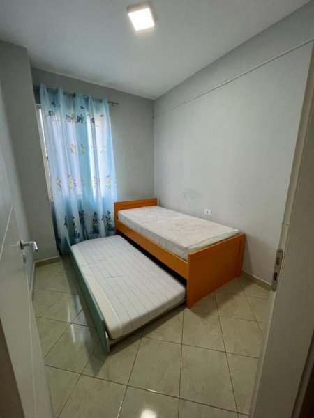 Tirane, jepet me qera apartament 2+1 Kati 4, 76 m² 330 € (fresku)