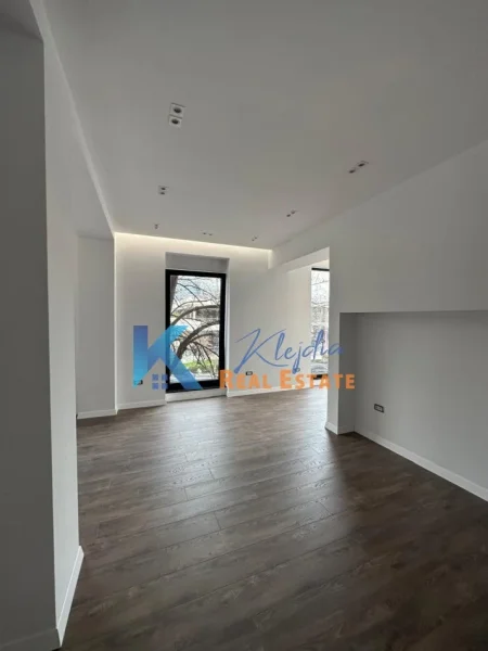Tirane, jap me qera ambjent biznesi Kati 1, 76 m² 1.500 € (Qender)