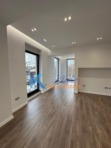 Tirane, jap me qera ambjent biznesi Kati 1, 76 m² 1.500 € (Qender)