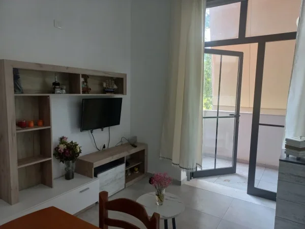 Tirane, jepet me qera garsonier 1+1 Kati 2, 40 m² 220 € (Stacioni i fundit i uzines autraktor,afer News 24)