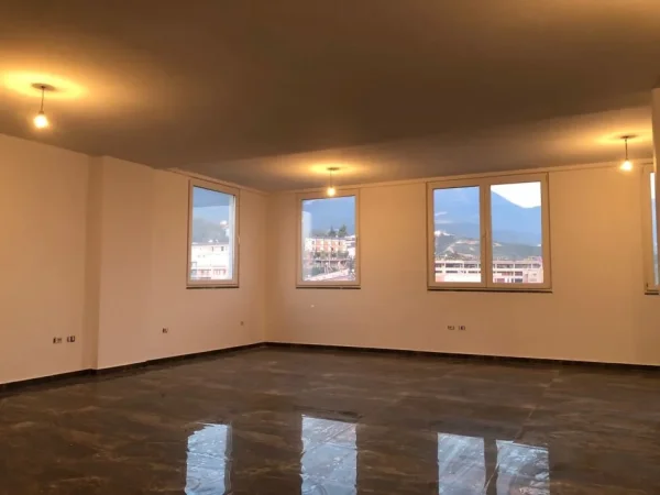 Tirane, shitet apartament 3+1 Kati 5, 202 m² 250.000 € (Fresk)
