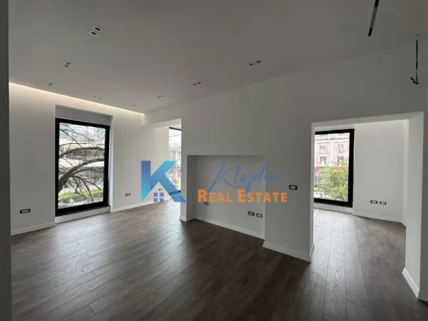 Tirane, jap me qera ambjent biznesi Kati 2, 76 m² 1.500 € (Qender)