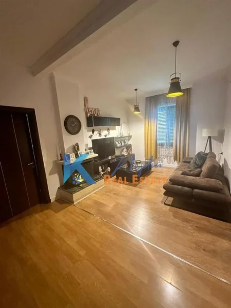 Tirane, jap me qera zyre Kati 4, 120 m² 800 € (Bllok)