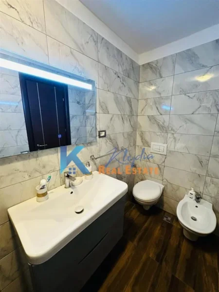 Tirane, jap me qera zyre Kati 4, 120 m² 800 € (Bllok)