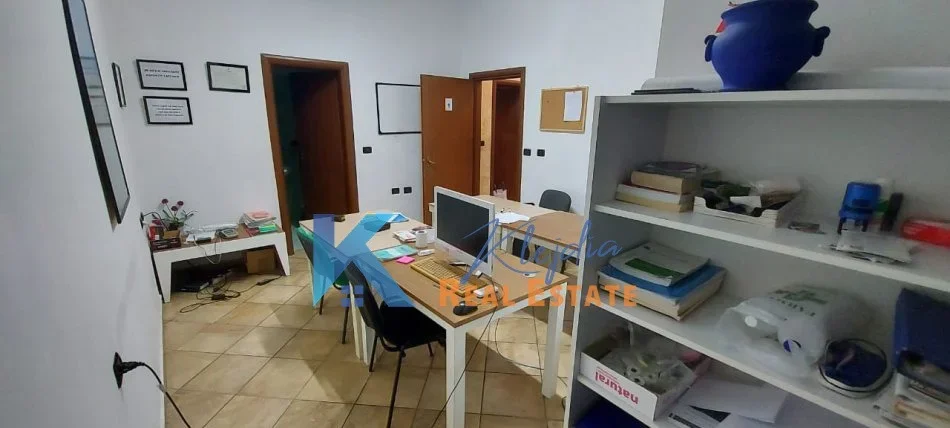 Tirane, jap me qera zyre Kati 1, 115 m² 600 € (afer Harry Fultz)