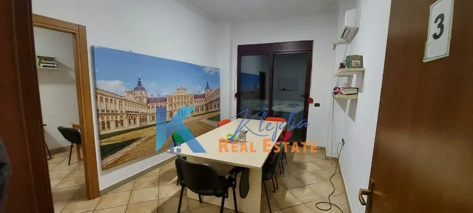 Tirane, jap me qera zyre Kati 1, 115 m² 600 € (afer Harry Fultz)