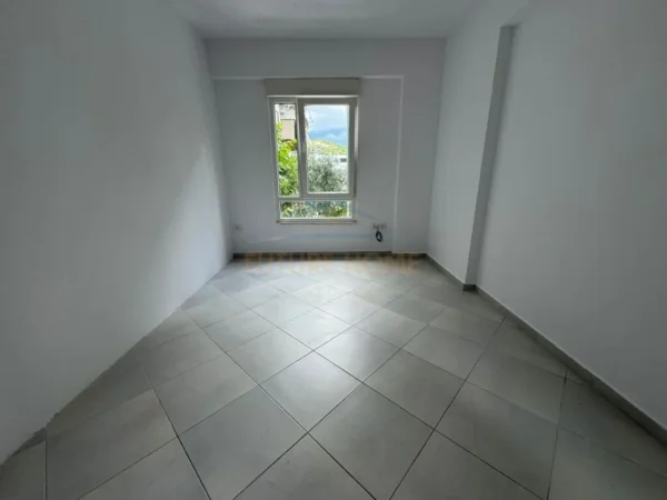 Tirane, shitet apartament 2+1 Kati 1, 83 m² 150.000 € (LIQENI I THATE)
