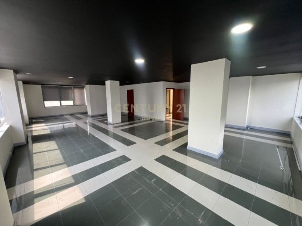 Tirane, jepet me qera ambjent biznesi Kati 5, 235 m² 2.100 € (Zogu i Zi)