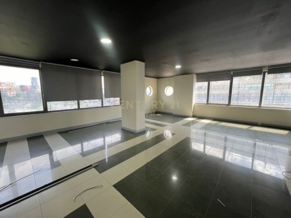 Tirane, jepet me qera ambjent biznesi Kati 5, 235 m² 2.100 € (Zogu i Zi)