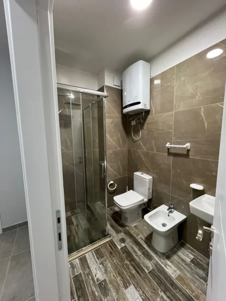 Tirane, jepet me qera apartament 1+1 Kati 4, 72 m² 500 € (rruga Peti)