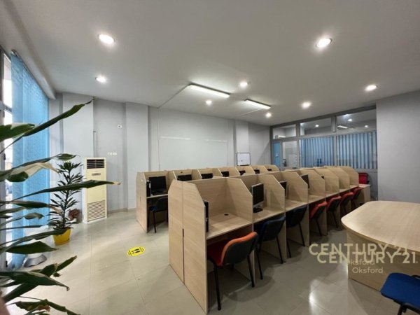 Tirane, jepet me qera ambjent biznesi Kati 0, 100 m² 1.200 € (Prane Globe)