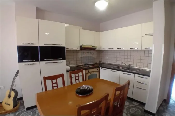Tirane, jepet me qera apartament 2+1+Ballkon Kati 5, 100 m² 480 € (Shkolla e baletit)