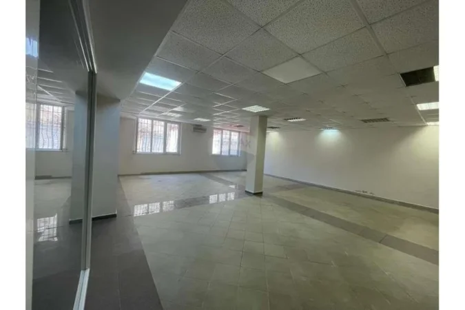 Tirane, jepet me qera zyre Kati 1, 113 m² 500 € 