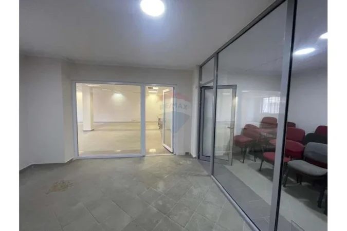 Tirane, jepet me qera zyre Kati 1, 113 m² 500 € 
