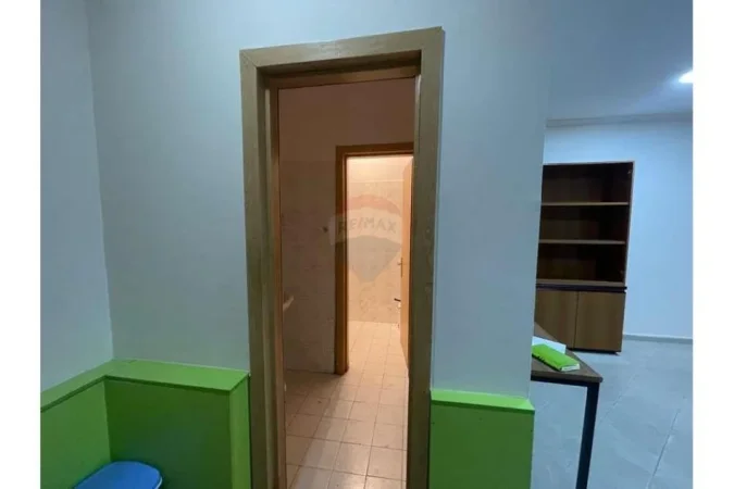 Tirane, jepet me qera zyre Kati 1, 113 m² 500 € 