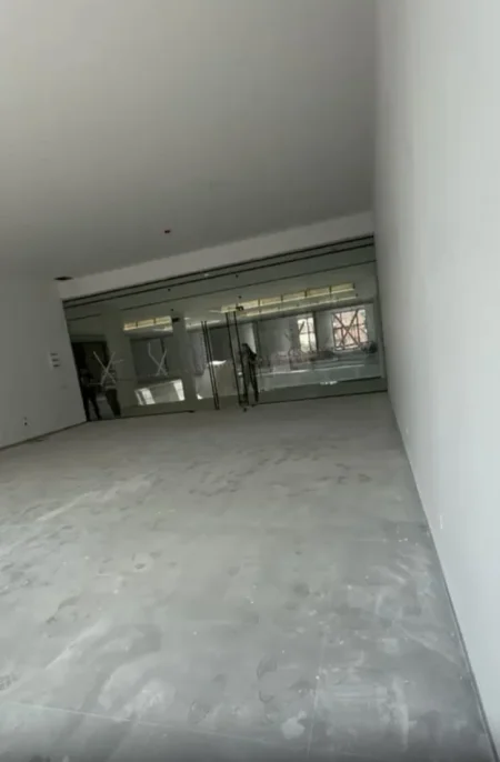 Ambient komercial per Qira tek Tirana Garden prane 21 Dhjetorit.