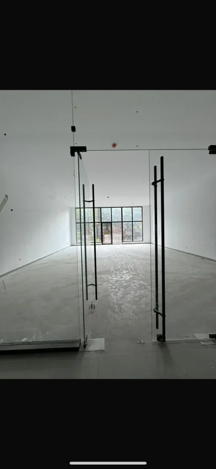 Ambient komercial per Qira tek Tirana Garden prane 21 Dhjetorit.