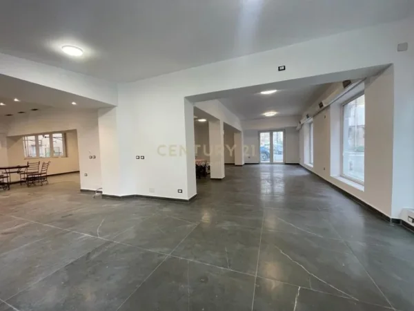 Tirane, jepet me qera ambjent biznesi Kati 0, 165 m² 1.650 € (Ali Demi)