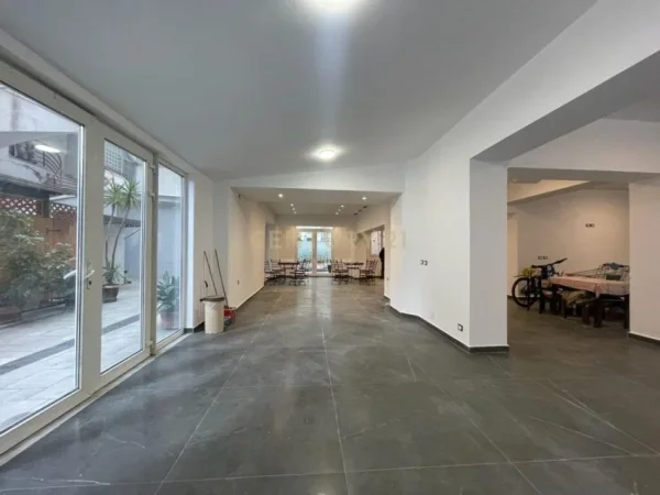 Tirane, jepet me qera ambjent biznesi Kati 0, 165 m² 1.650 € (Ali Demi)