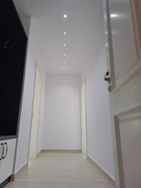 Tirane, jepet me qera apartament 2+1 Kati 4, 100 m² 890 € prane Ministrise Drejtesise-Blv. Zogu I, Rruga Hamid Shijaku