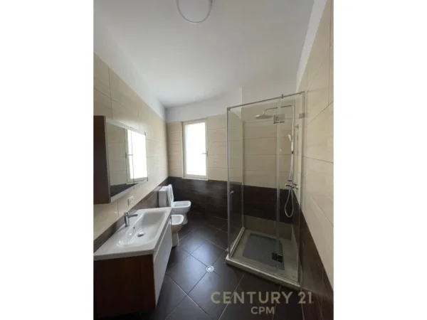 Tirane, jepet me qera apartament 2+1 Kati 1, 120 m² 650 € (EDUARD MANO)