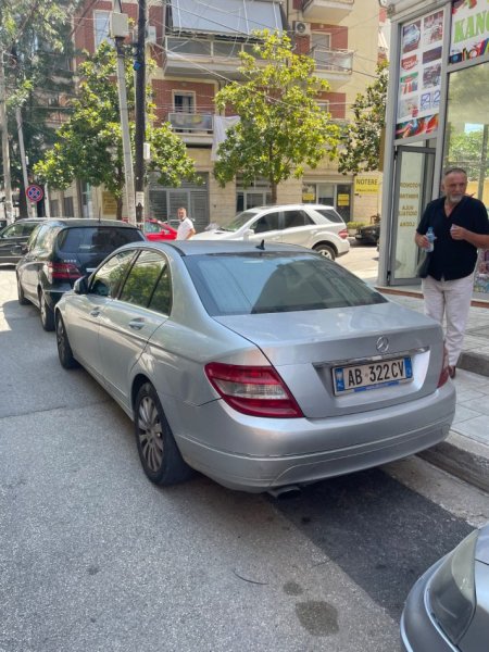 Tirane, shes ose nderroj me fuoristrad Mercedes W204 Nafte, gri metalizato automatik Klima 190.000 km 5.200 € e fundit