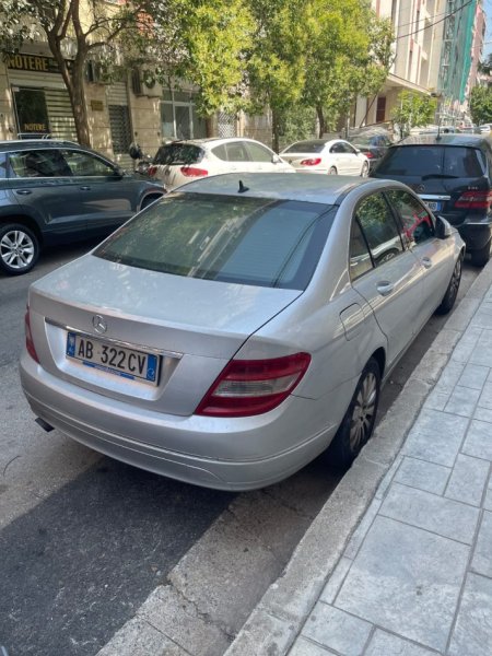 Tirane, shes ose nderroj me fuoristrad Mercedes W204 Nafte, gri metalizato automatik Klima 190.000 km 5.200 € e fundit