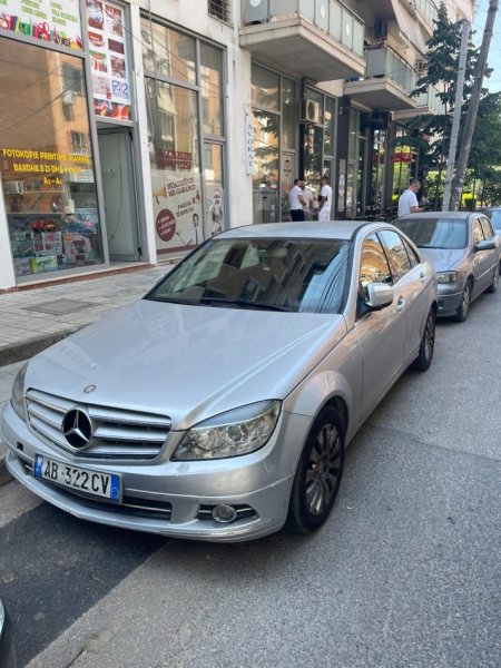 Tirane, shes ose nderroj me fuoristrad Mercedes W204 Nafte, gri metalizato automatik Klima 190.000 km 5.200 € e fundit