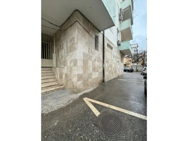 Tirane, jepet me qera zyre Kati 0, 20 m² 300 € (Bulevardi Zogu i Pare)