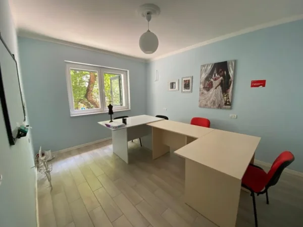 Tirane, jepet me qera zyre Kati 1, 20 m² 370 € (Myslym Shyri)