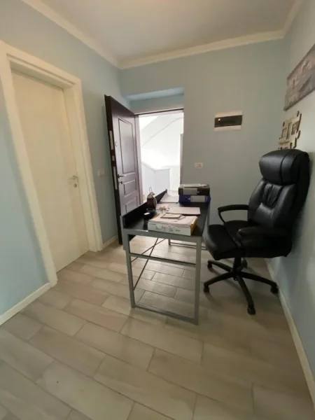 Tirane, jepet me qera zyre Kati 1, 20 m² 370 € (Myslym Shyri)