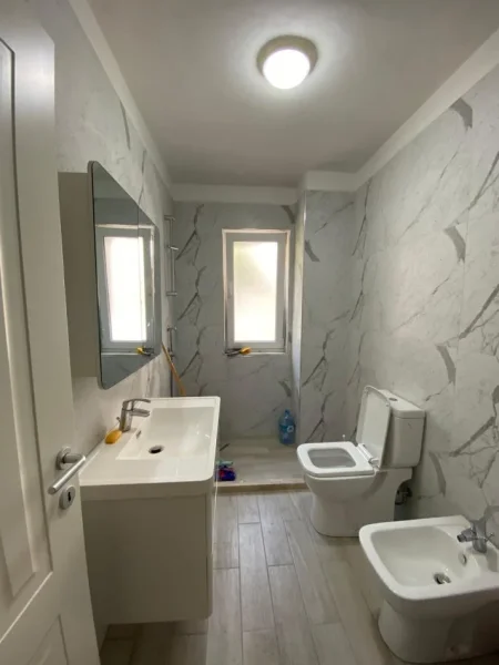 Tirane, jepet me qera zyre Kati 1, 20 m² 370 € (Myslym Shyri)