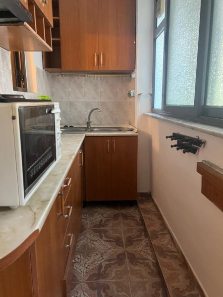 Tirane, jepet me qera apartament 1+1 Kati 2, 60 m² 350 € (Rruga Irfan Tomini)