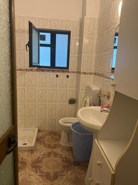Tirane, jepet me qera apartament 1+1 Kati 2, 60 m² 350 € (Rruga Irfan Tomini)