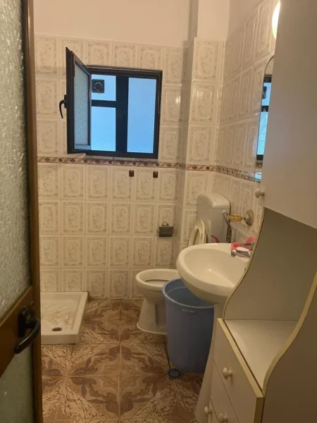 Tirane, jepet me qera apartament 1+1 Kati 2, 60 m² 350 € (Rruga Irfan Tomini)