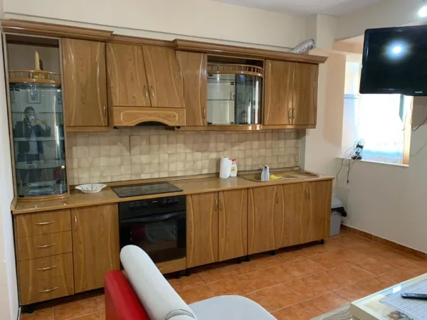 Tirane, jepet me qera apartament 2+1 Kati 5, 100 m² 500 € (Vasil Shanto)